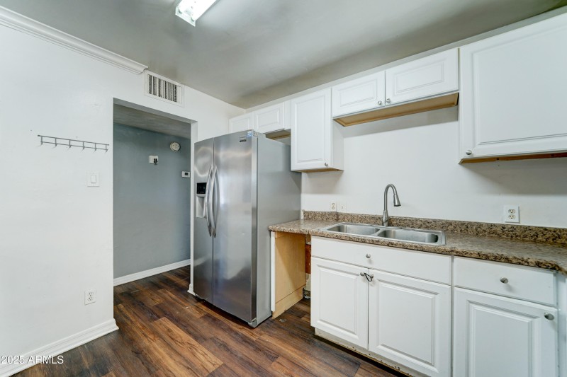 3029 W Montebello -10