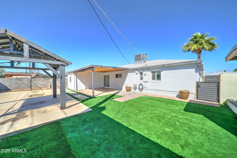 3029 W Montebello -35