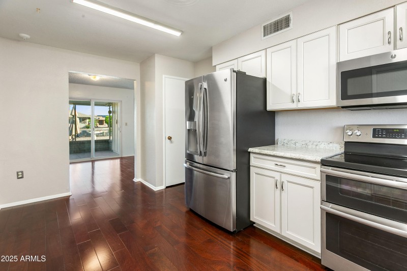 Kitchen w/ Eat-in Area