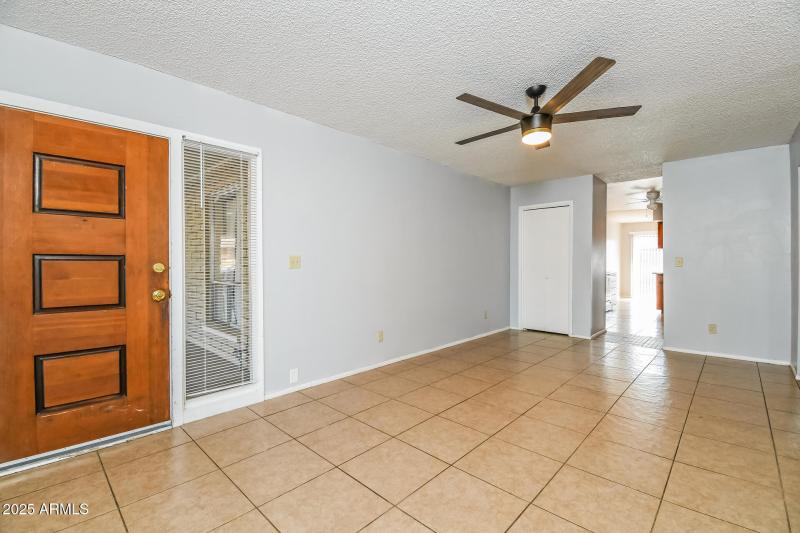 4-photo-Living-Room-d92ddff7-ca91-4234-b