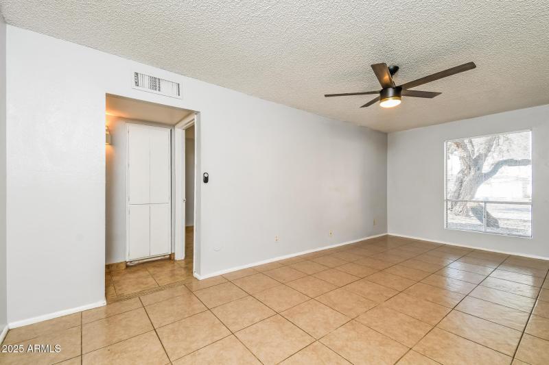 5-photo-Living-Room-80031a32-768f-4329-a