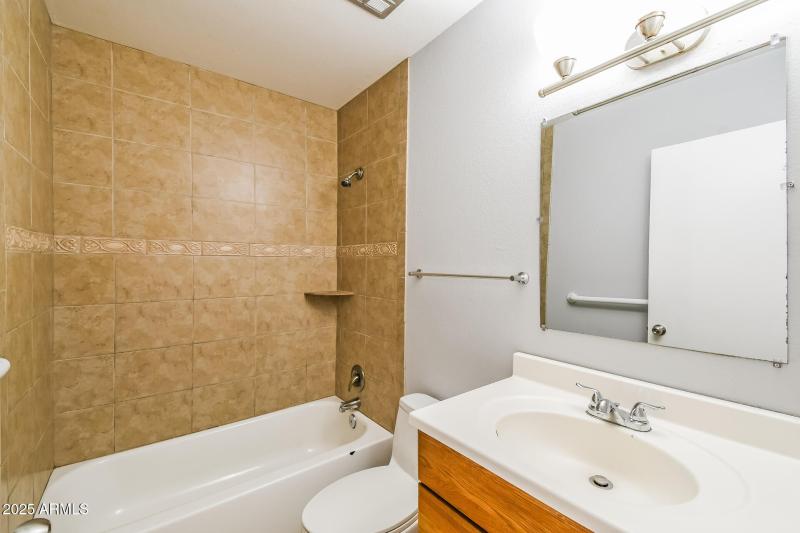 15-photo-Bathroom-a7084019-aa3b-4bec-862