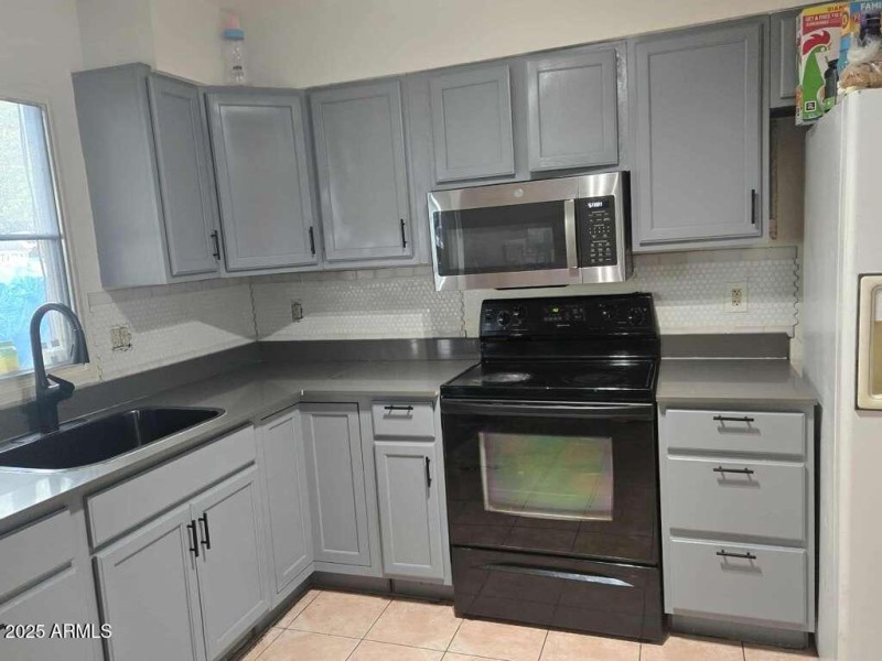 63f994a1-dd6e-4ece-9c18-cb77a4a5c34b