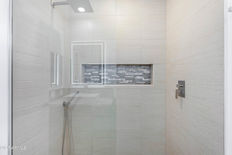 Hallway bathroom /Walk in Shower
