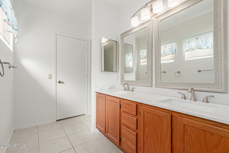 1531 E Buena Vista Dr