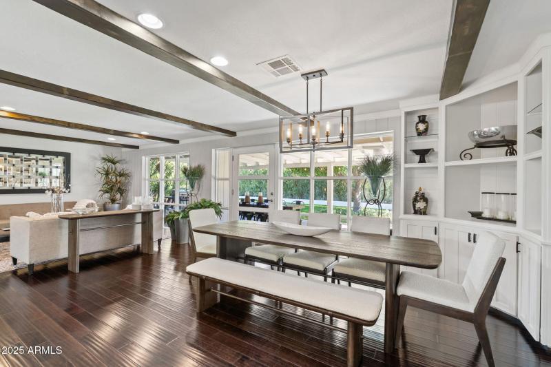 Built-ins cozy dining space