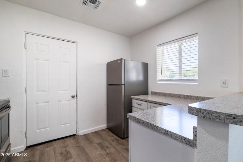 2425 W Turney Ave - Interior 01