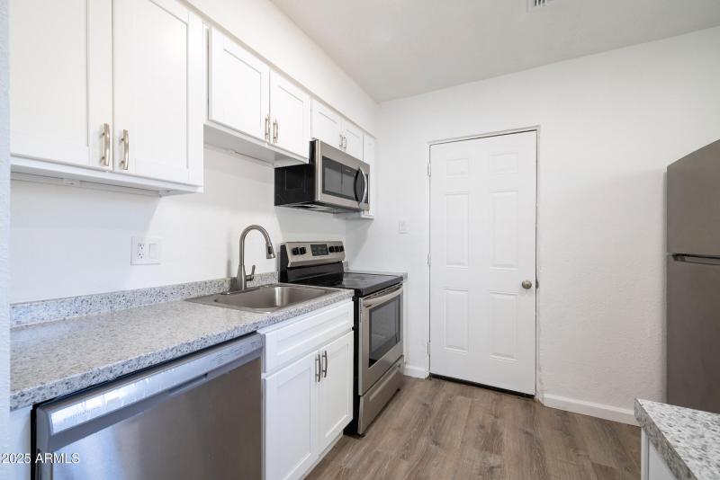 2425 W Turney Ave - Interior 02