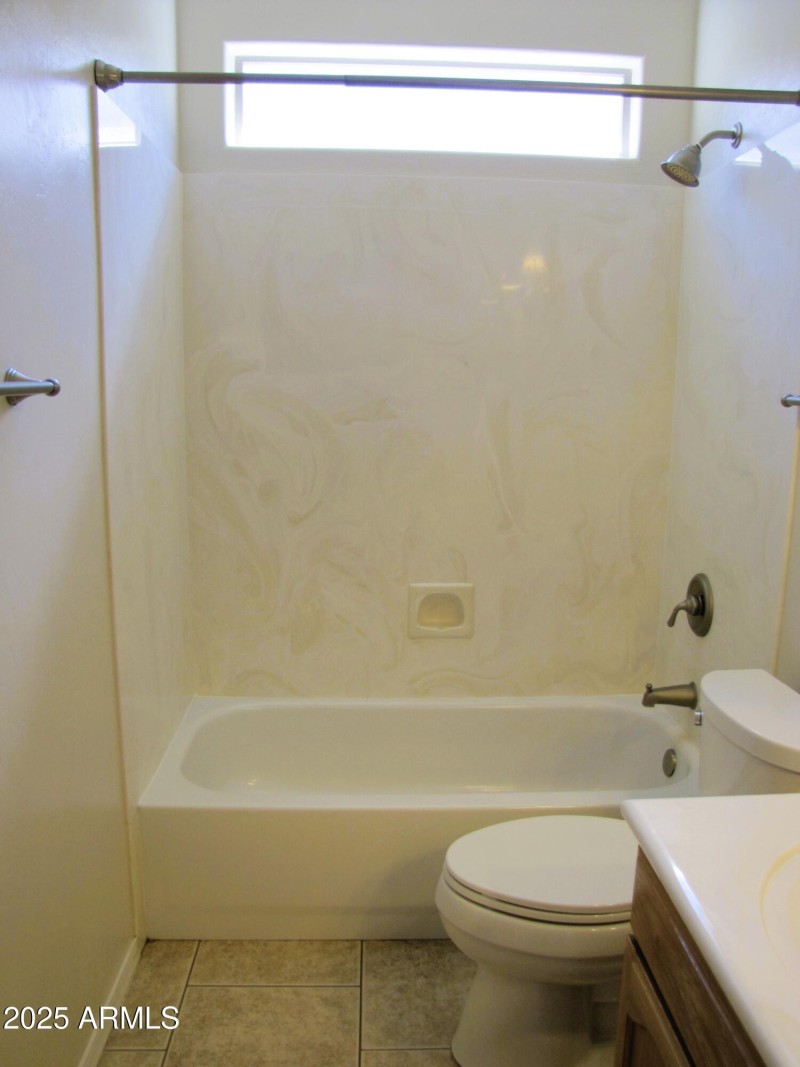 Hall shower / tub