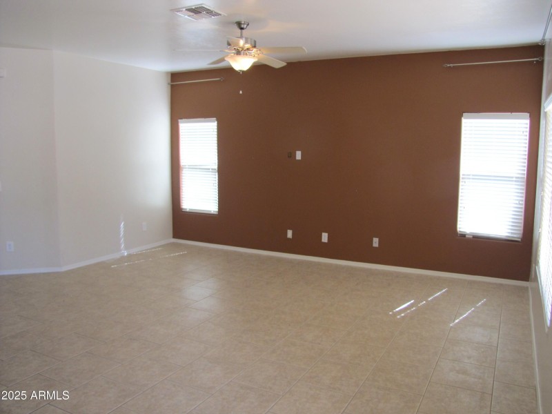 Living room (b)