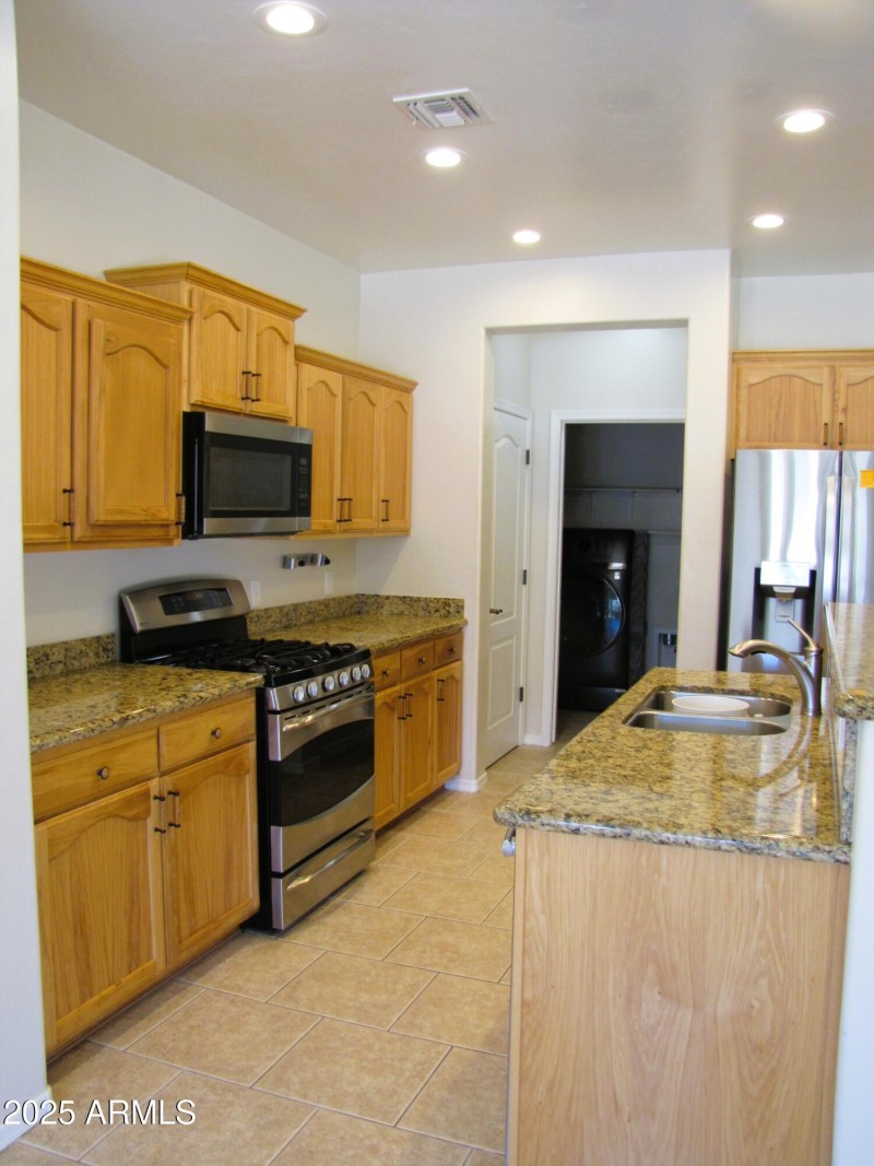 Kitchen (b)