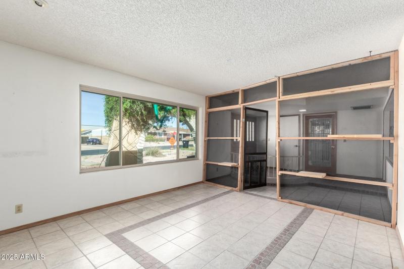 Living Room/Front Window