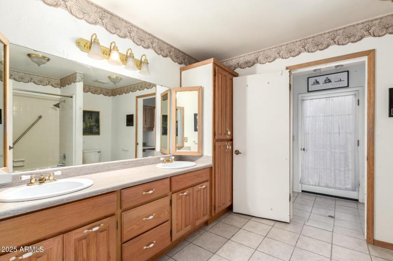 2nd/Hallway Bathroom