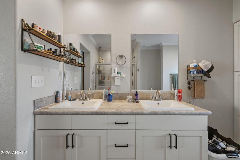 33_164-Primary Closet