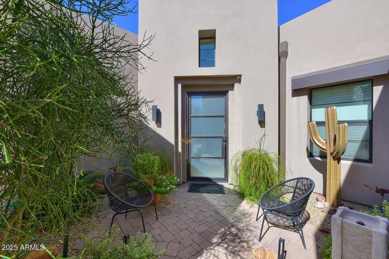 Front Courtyard ... Welcome!