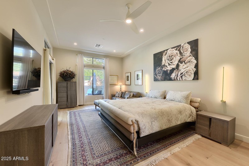 King Size Bed/Sofa Sitting Area