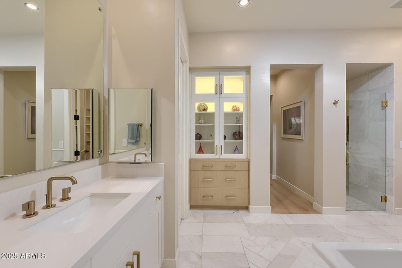 Display Cabinet w/Drawers