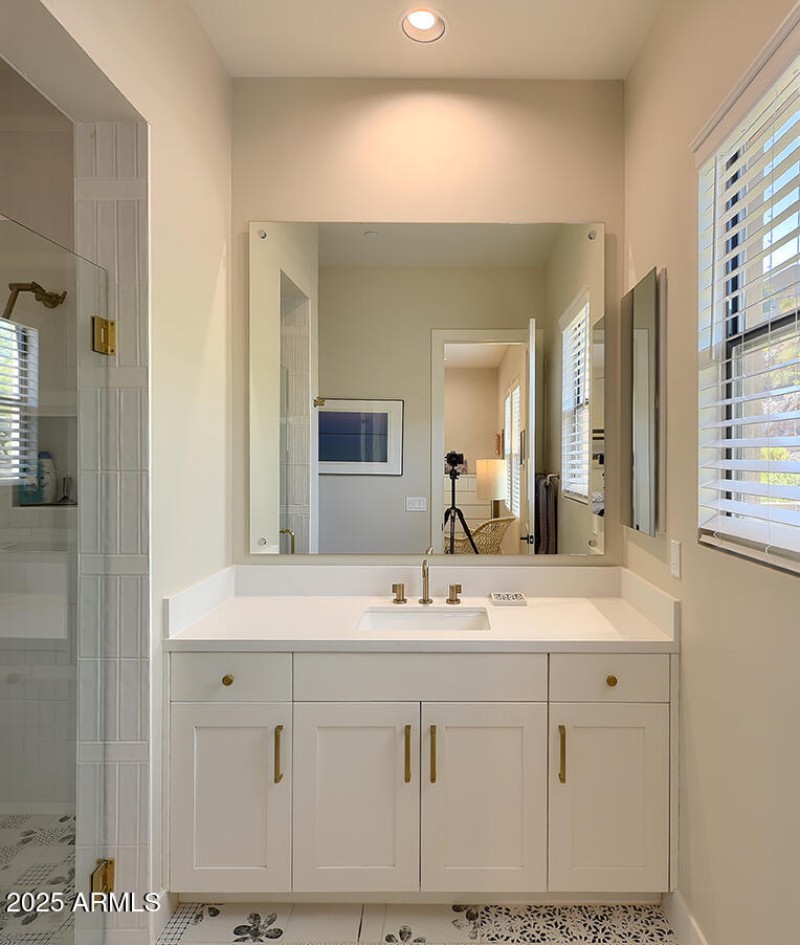 Ensuite Bath w/Walk-in Shower