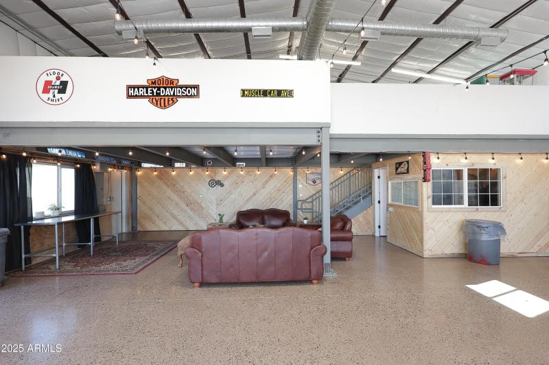 Large Work Shop-Lounge Area