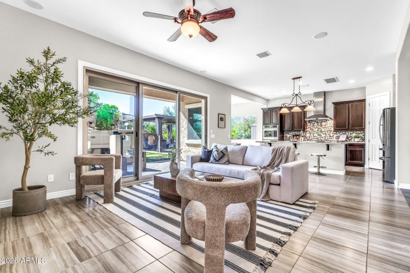 2827 E Bellerive Dr2-8