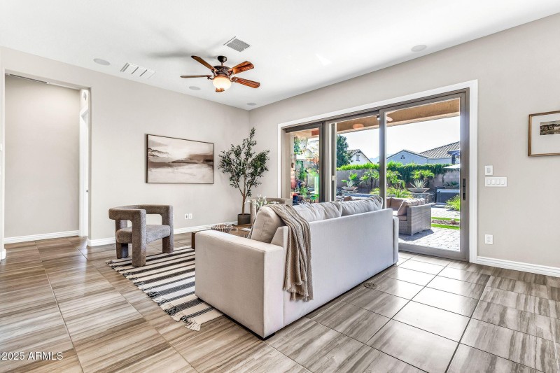 2827 E Bellerive Dr2-9