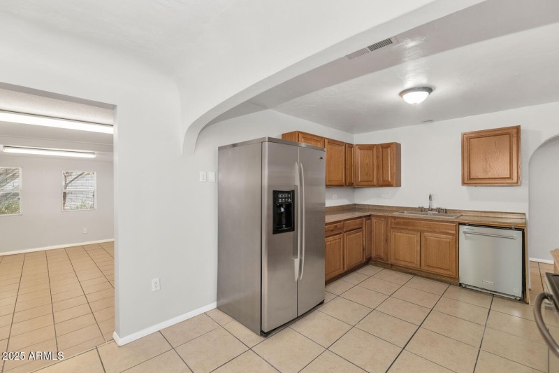 Copy of 316 E Vogel Ave-large-034-033-31