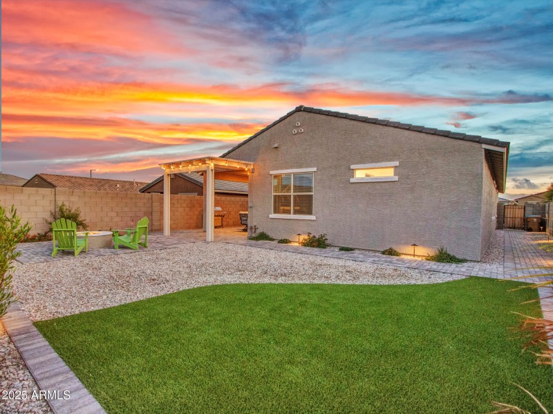 Twilight_03-Backyard-(6)