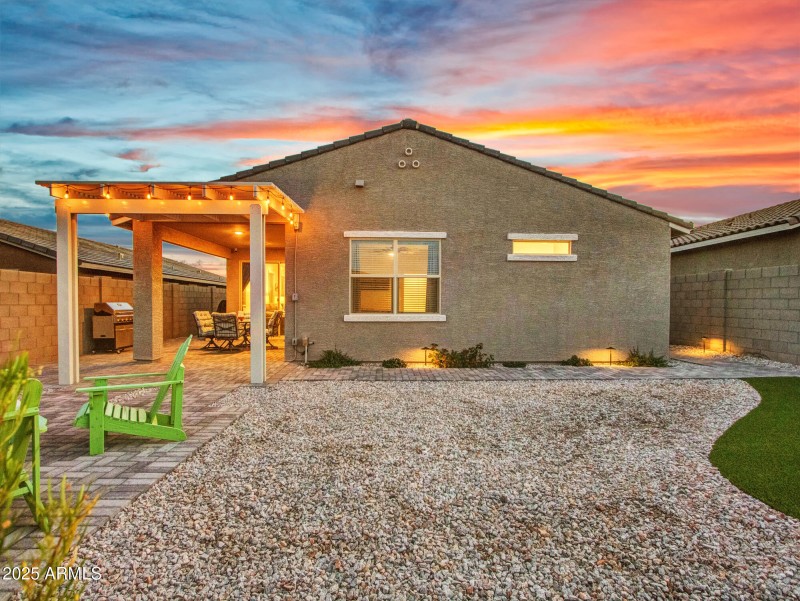 Twilight_03-Backyard-(8)