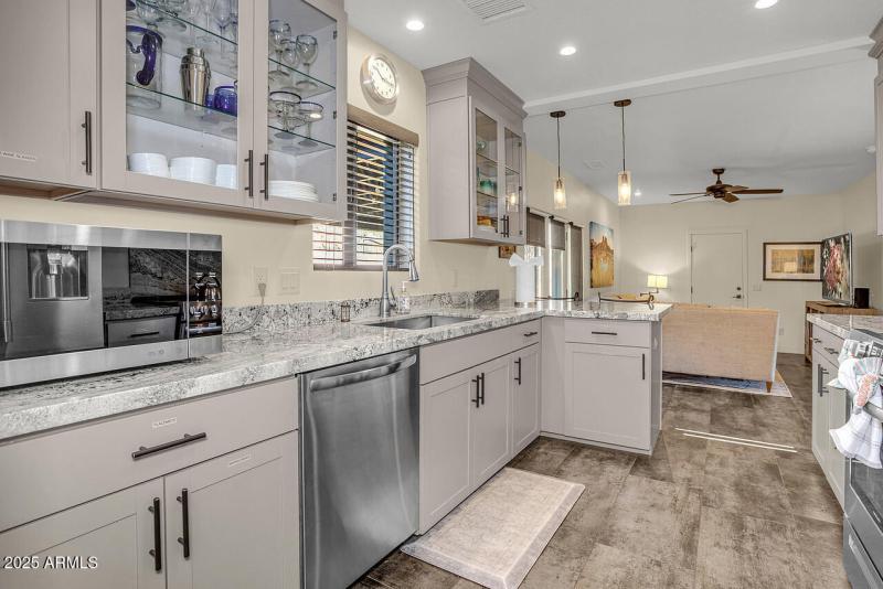 HK5A7872-w-pic-in-tv