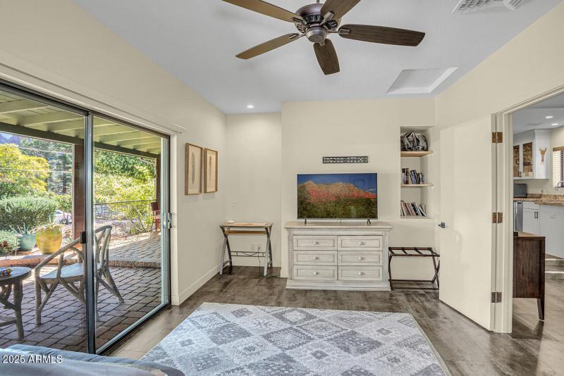 HK5A8010-w-pic-in-tv