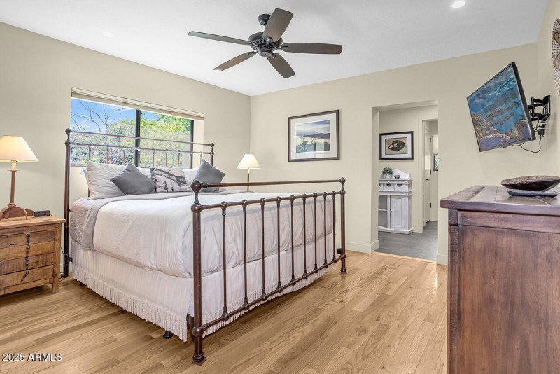 HK5A8034-w-pic-in-tv