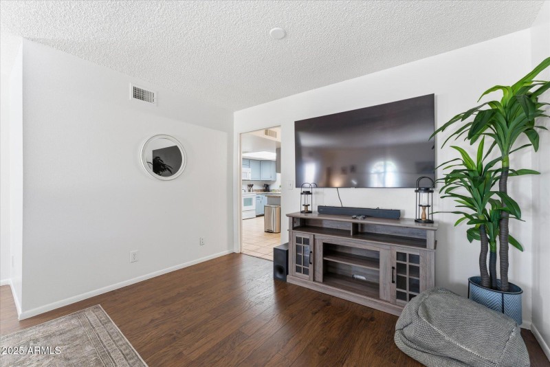 06-005-living-room