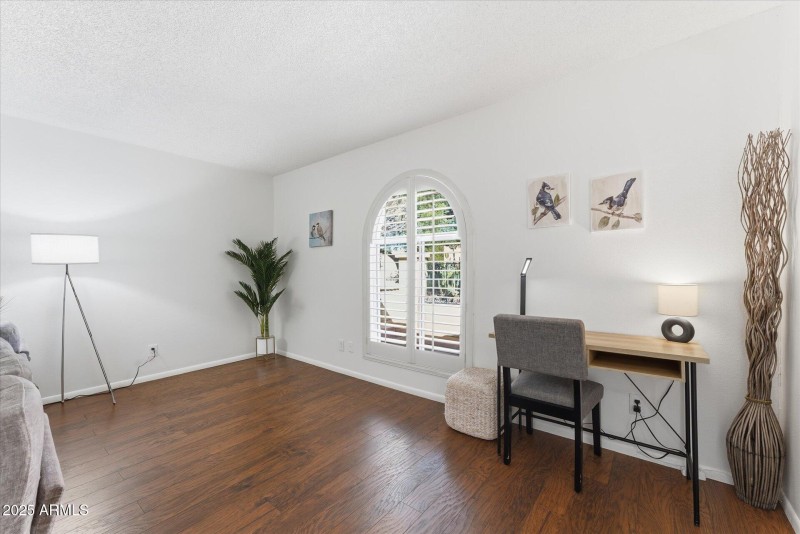 07-006-living-room