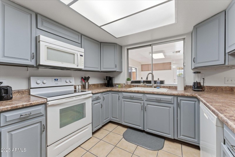08-007-kitchen