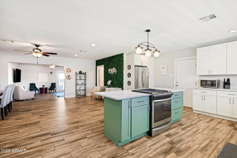 2126 W Cambridge Ave