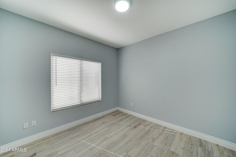 16457 W Rock Springs Ln-10