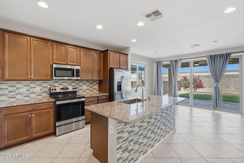 3 Kitchen with Upgraded Cabinets Backspl