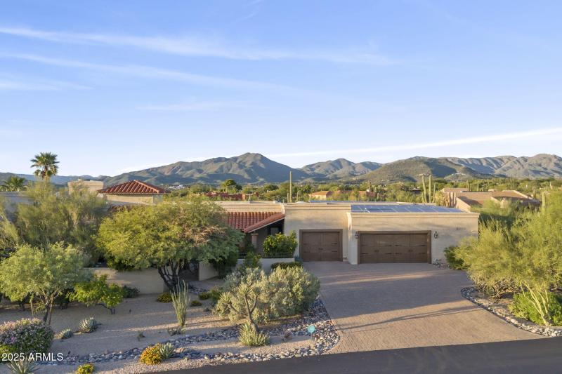 Private Acre+ Lot & 5-car/RV Garage