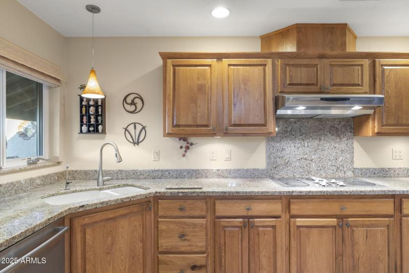 Chef's Kitchen w/ top appliances