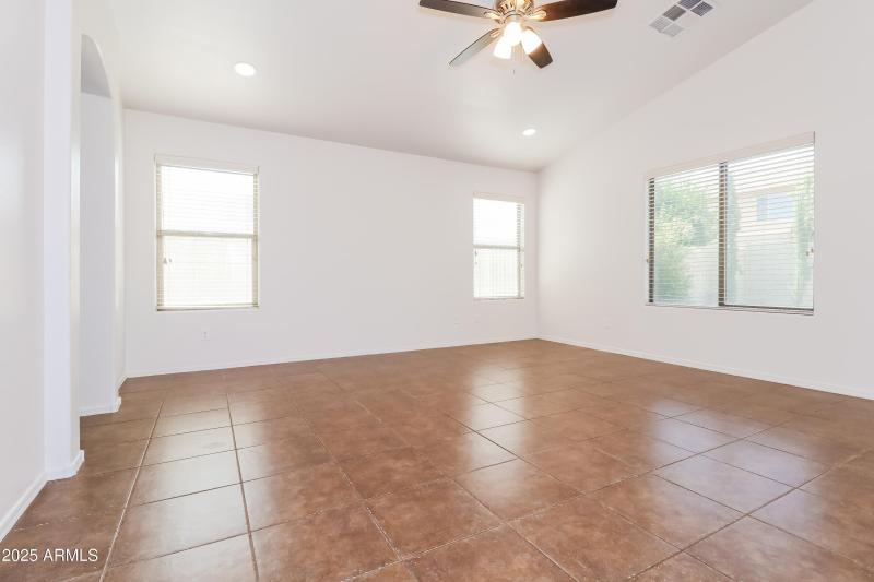 1020085.18204 W SANNA ST - Living Room_2