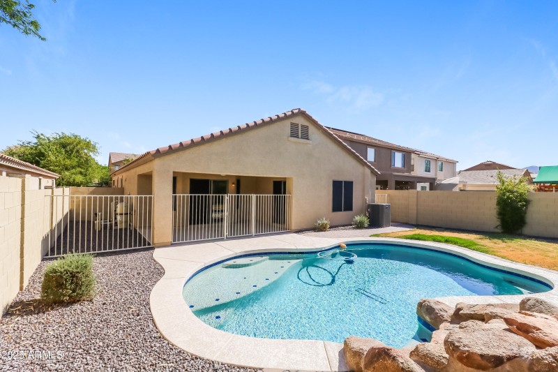 1020085.18204 W SANNA ST - Rear View