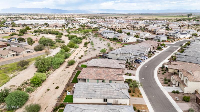 Minutes from Shops/Restaurants