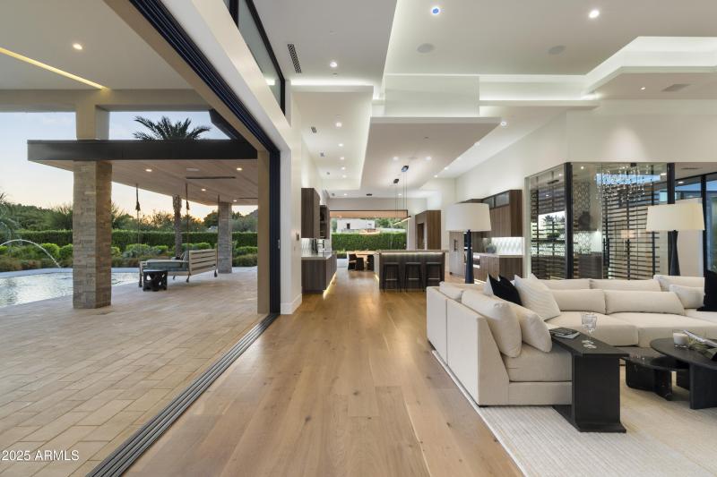 INDOOR:OUTDOORb-034-104744926