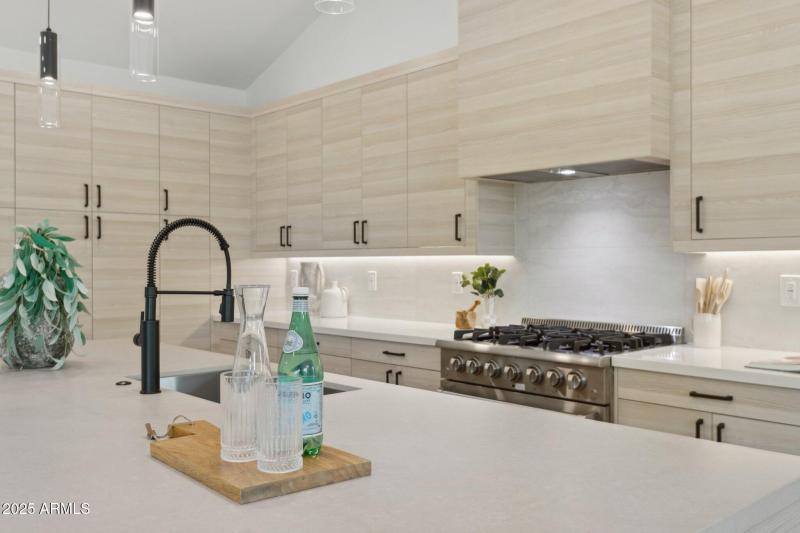 17-web-or-mls-6329-n-10th-dr