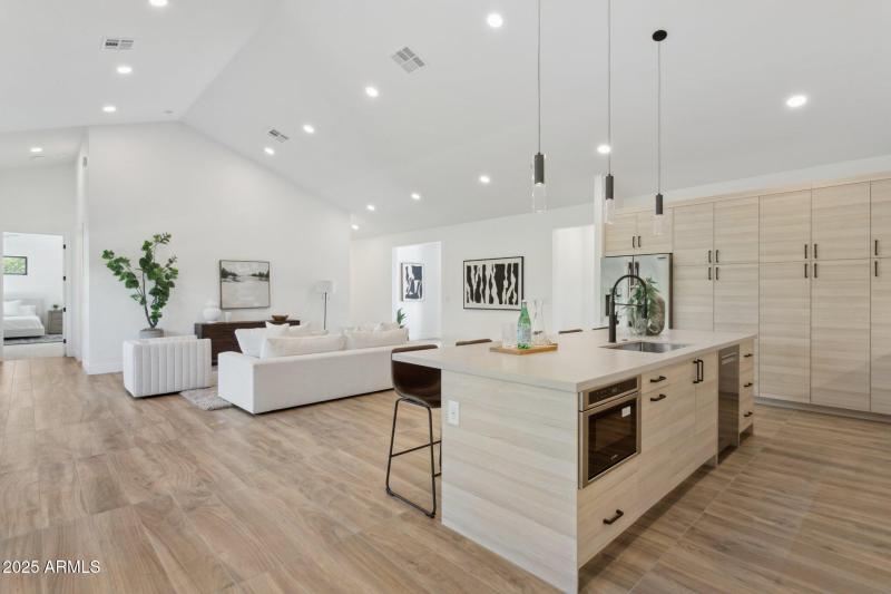 16-web-or-mls-6329-n-10th-dr