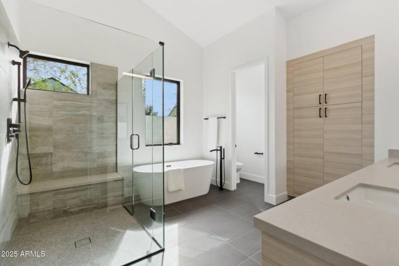 22-web-or-mls-6329-n-10th-dr