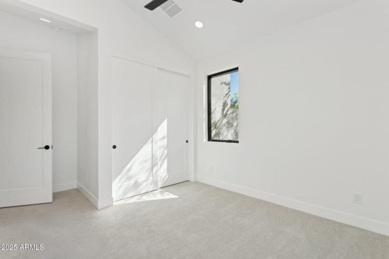 33-web-or-mls-6329-n-10th-dr