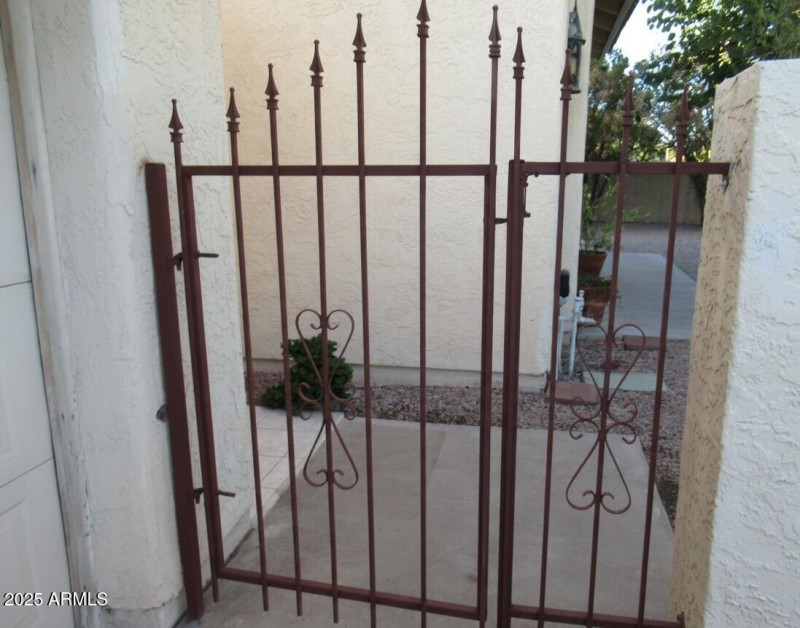 gate1