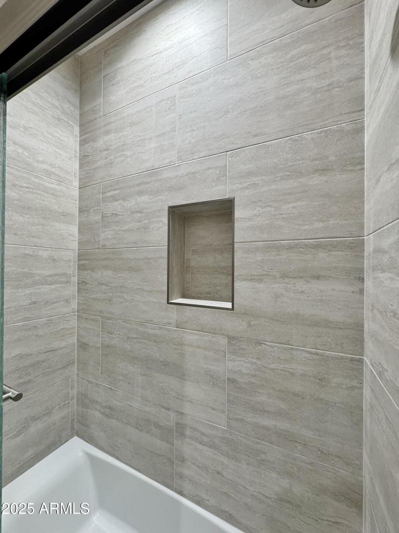 Tile surround tub/shower