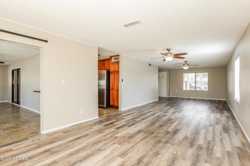 1006061.4857 W Townley AVE - Living Room